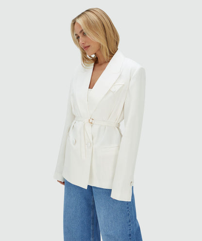 Image 5: Model draagt een Off White oversized blazer, waarbij de ceintuur aan de voorzijde zorgt voor een getailleerd effect