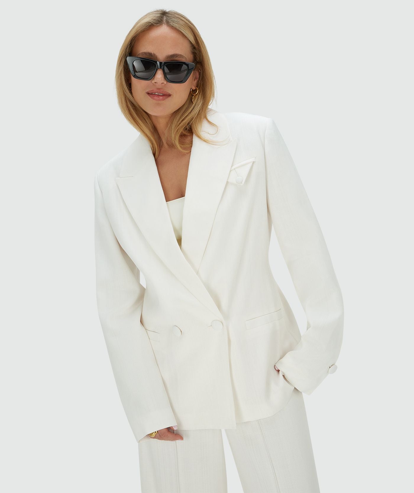 Image 6: Model draagt een Off White oversized blazer 