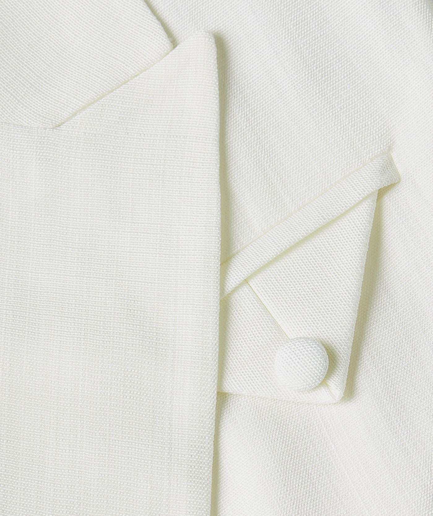 Image 9: Close-up van het model in een Off White oversized blazer, waarbij de klepzak aan de voorzijde zichtbaar is