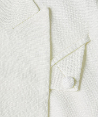 Image 9: Close-up van het model in een Off White oversized blazer, waarbij de klepzak aan de voorzijde zichtbaar is