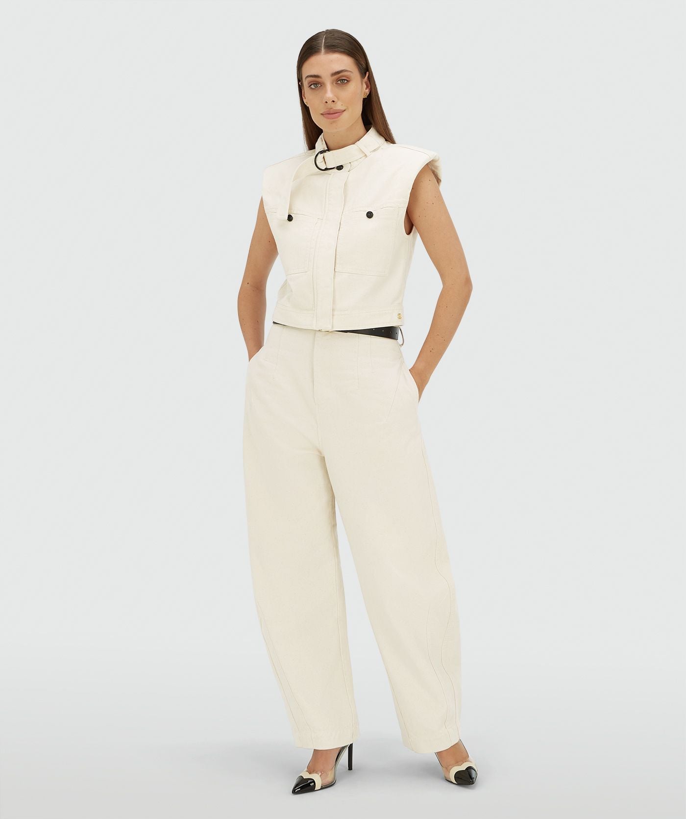 Image 25: Model draagt een oversized gilet in de kleur Ecru