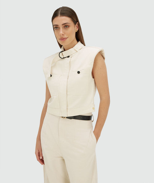 Image 23: Model draagt een oversized gilet in de kleur Ecru
