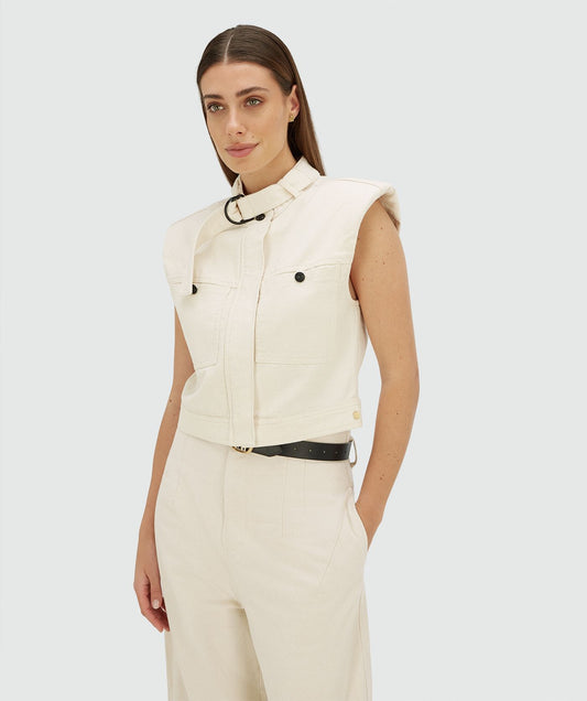 Image 23: Model draagt een oversized gilet in de kleur Ecru