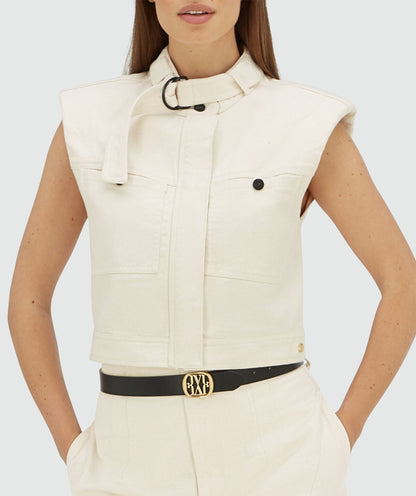 Image 27: Model draagt een oversized gilet in de kleur Ecru