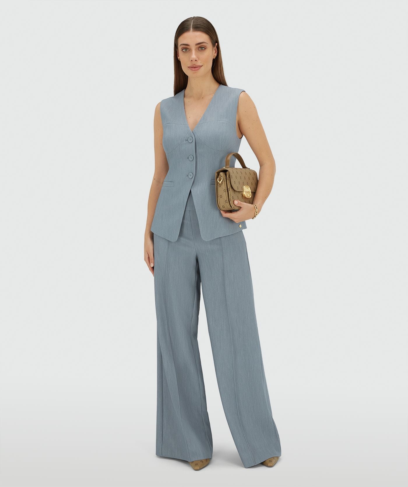 Image 38: Model draagt een high waisted wide leg pantalon in de kleur Sky Blue Melange