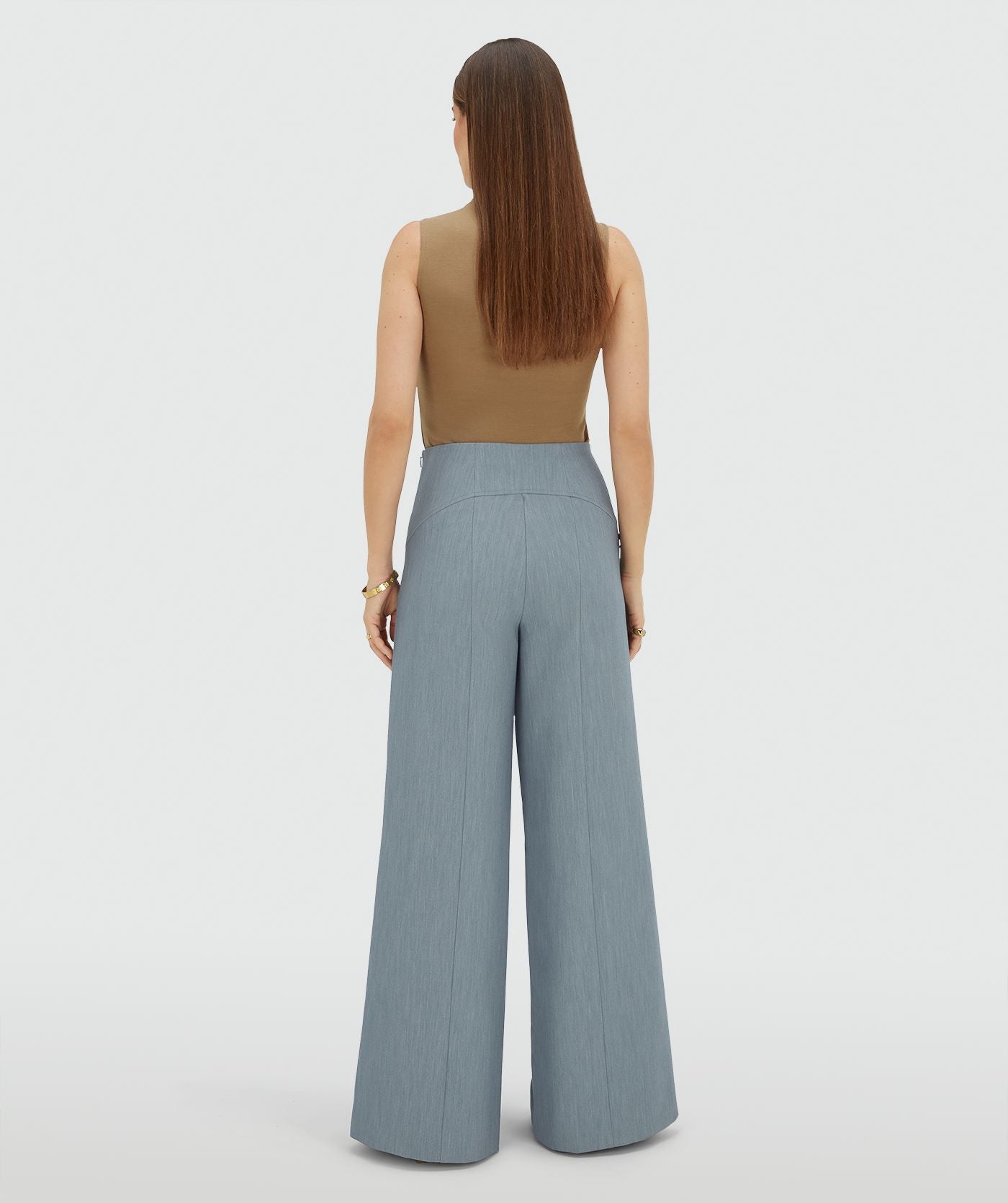 Image 40: Achteraanzicht van een model in een high waisted wide leg pantalon in de kleur Sky Blue Melange