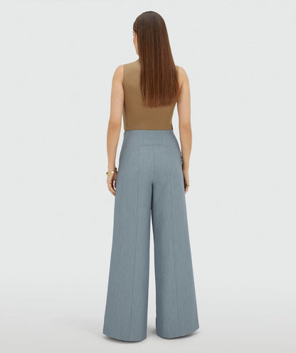 Image 40: Achteraanzicht van een model in een high waisted wide leg pantalon in de kleur Sky Blue Melange