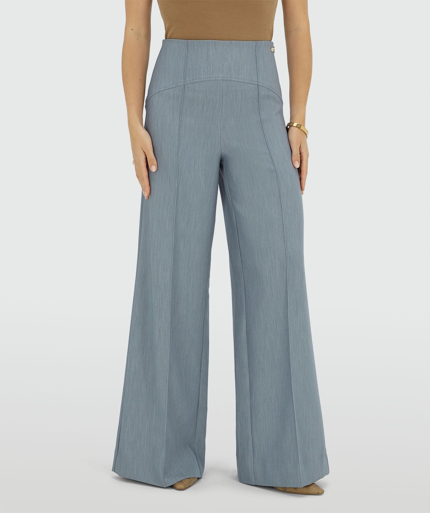 Image 36: Model draagt een high waisted wide leg pantalon in de kleur Sky Blue Melange