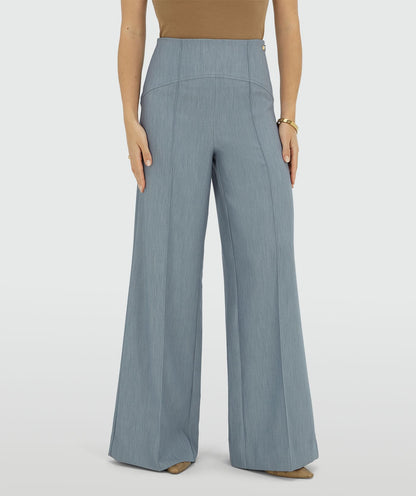 Image 36: Model draagt een high waisted wide leg pantalon in de kleur Sky Blue Melange