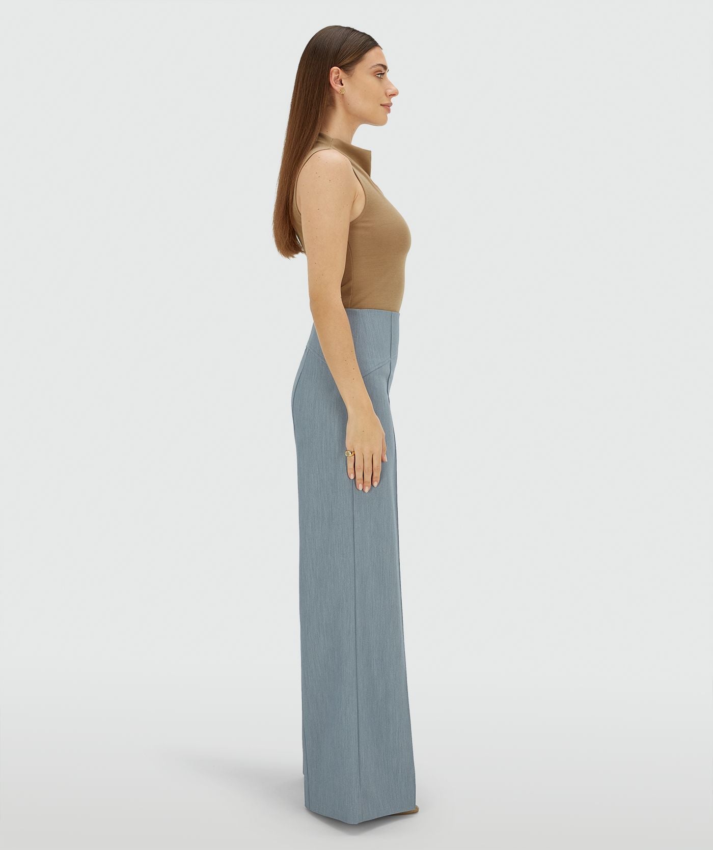 Image 37: Zijaanzicht van een model in een high waisted wide leg pantalon in de kleur Sky Blue Melange