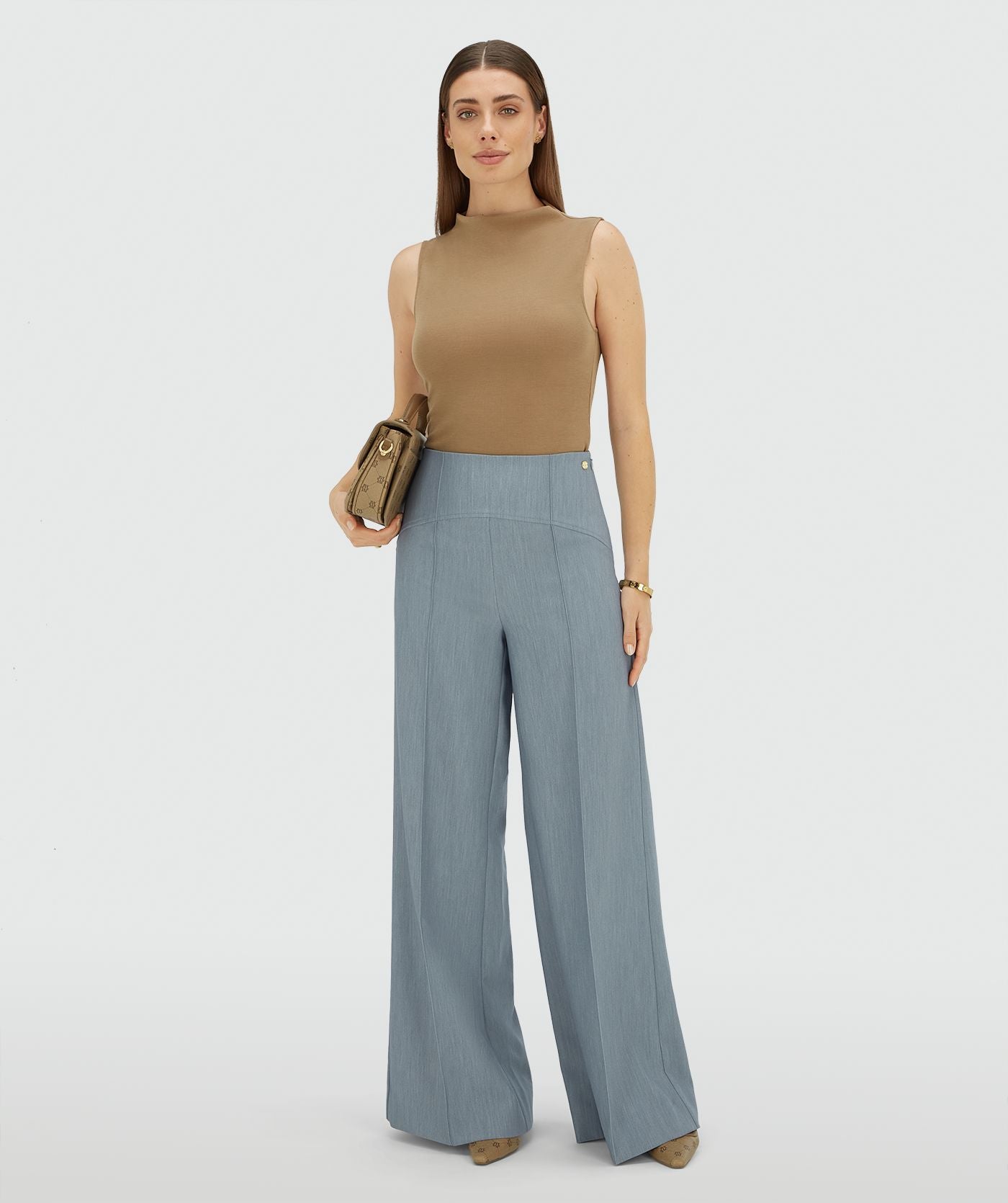 Image 35: Model draagt een high waisted wide leg pantalon in de kleur Sky Blue Melange