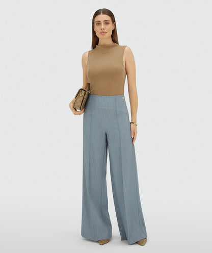 Image 35: Model draagt een high waisted wide leg pantalon in de kleur Sky Blue Melange