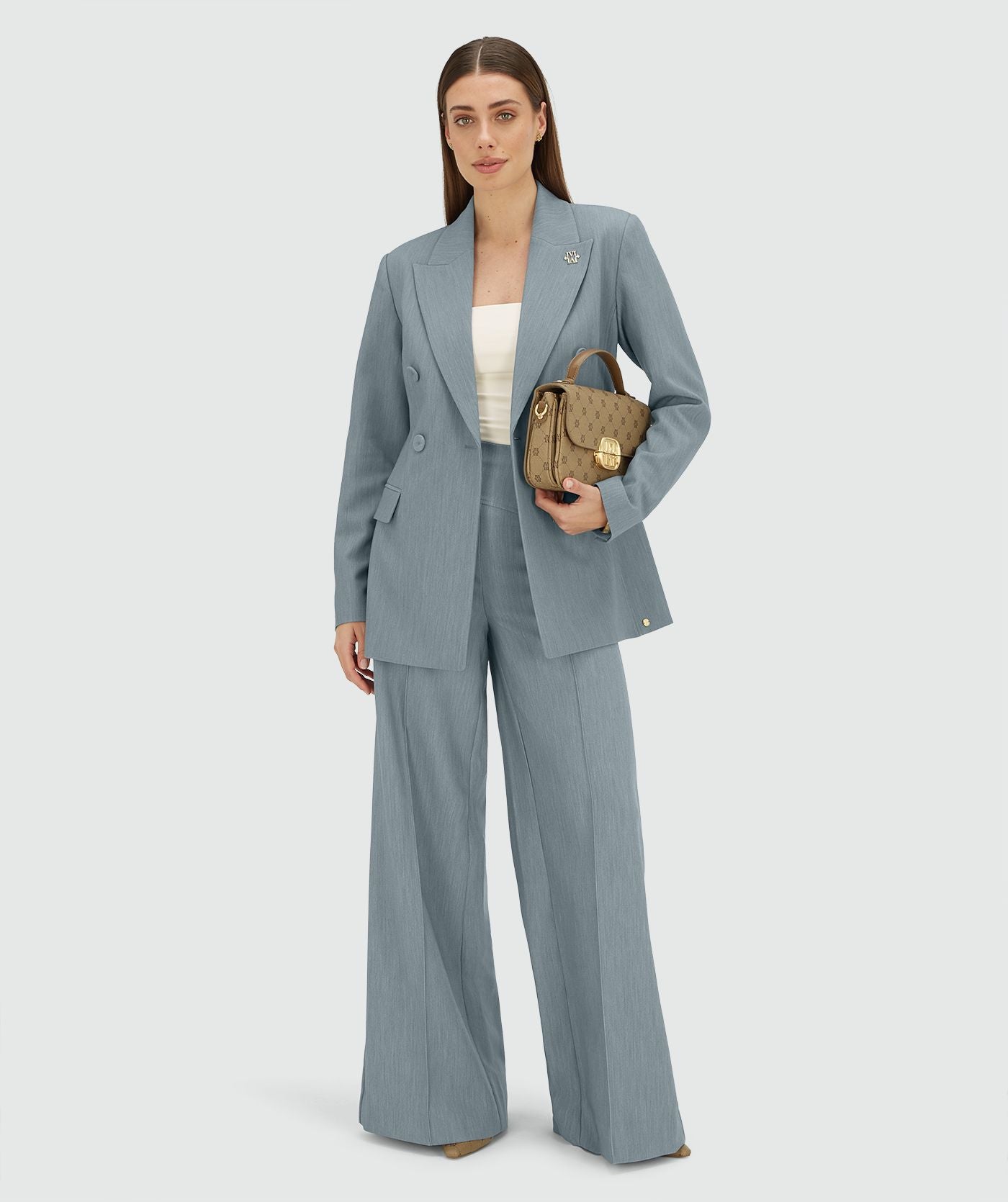 Image 39: Model draagt een high waisted wide leg pantalon in de kleur Sky Blue Melange