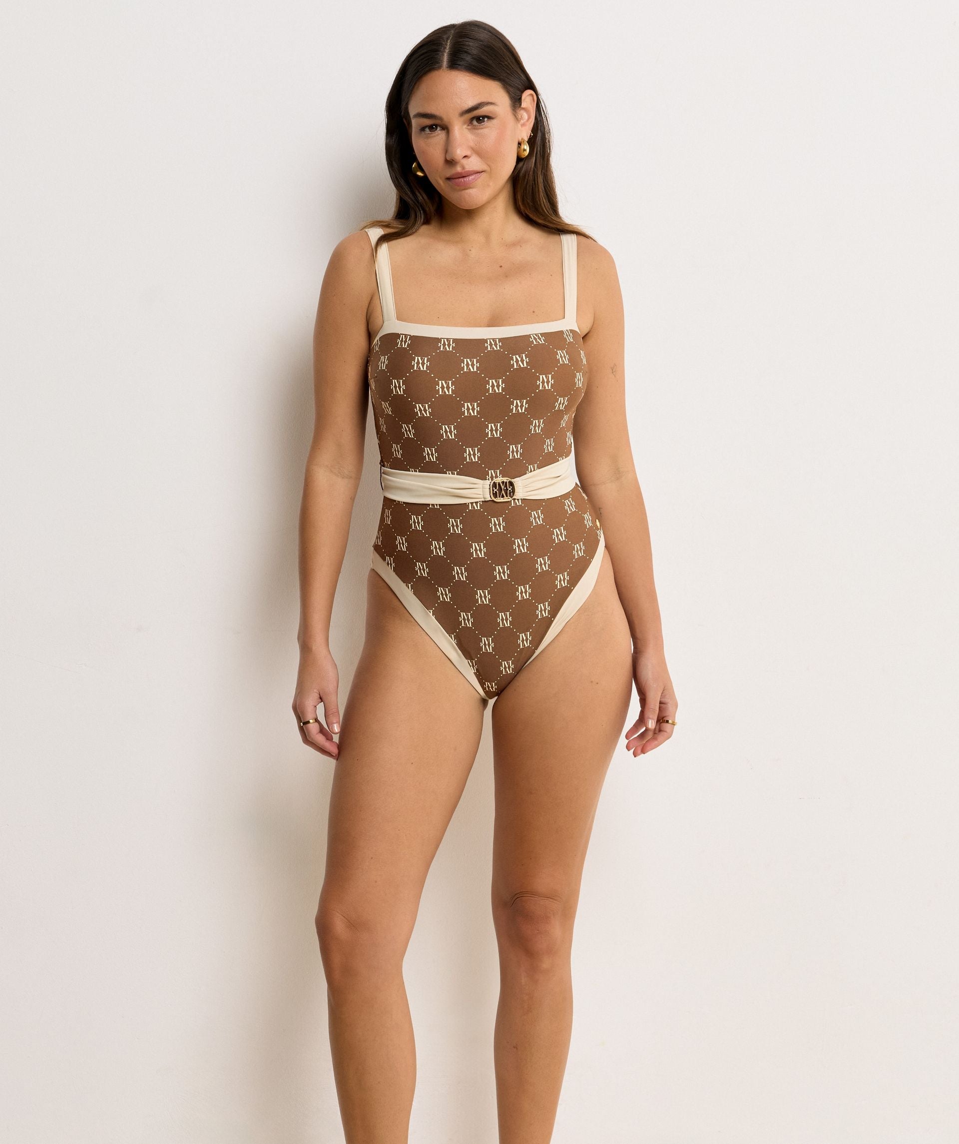 Image 48: Model draagt een badpak met ceintuur in de kleur Brown Ecru