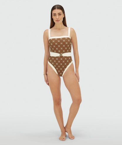 Image 32: Model draagt een badpak met ceintuur in de kleur Brown Ecru