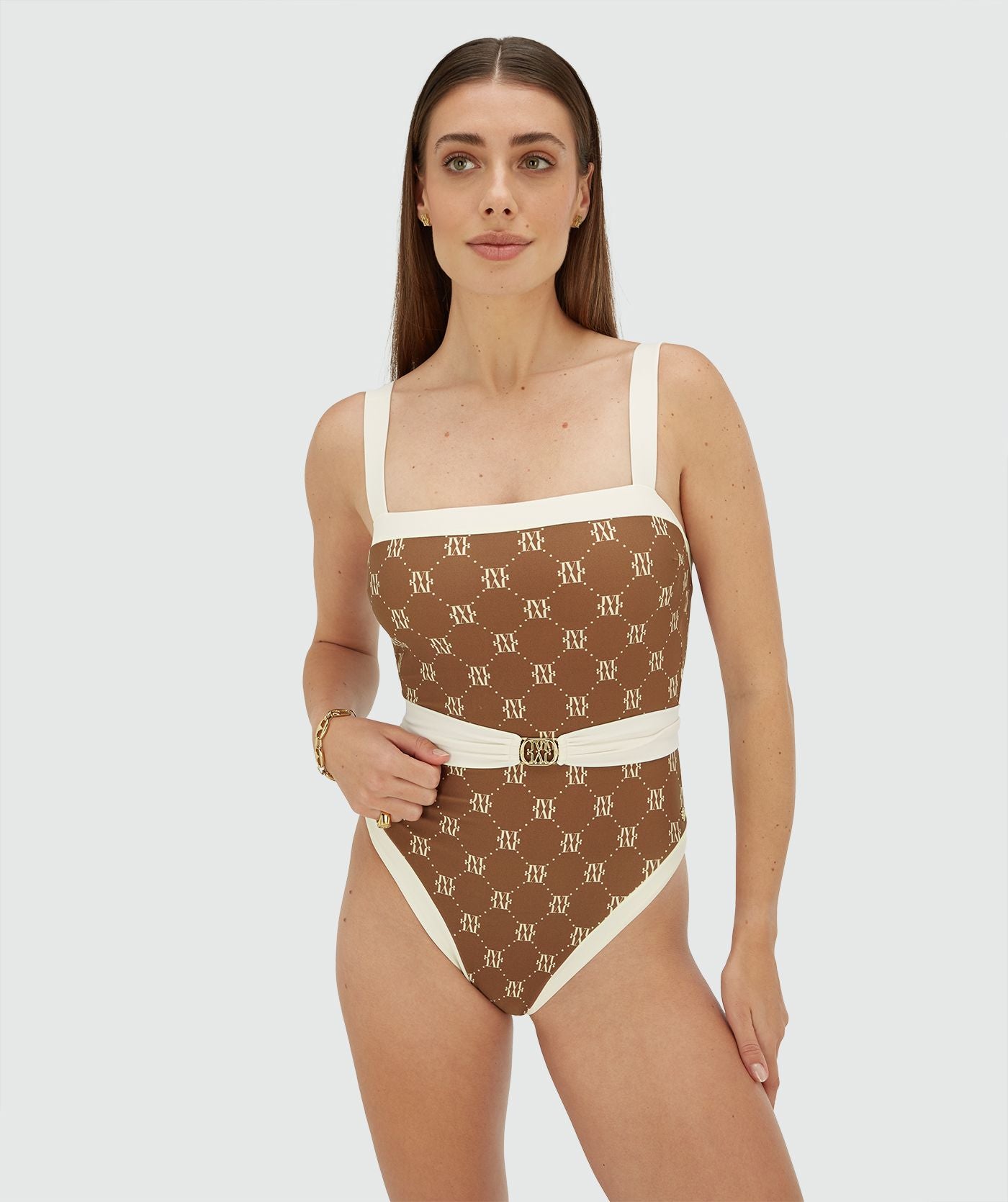 Image 30: Model draagt een badpak met ceintuur in de kleur Brown Ecru