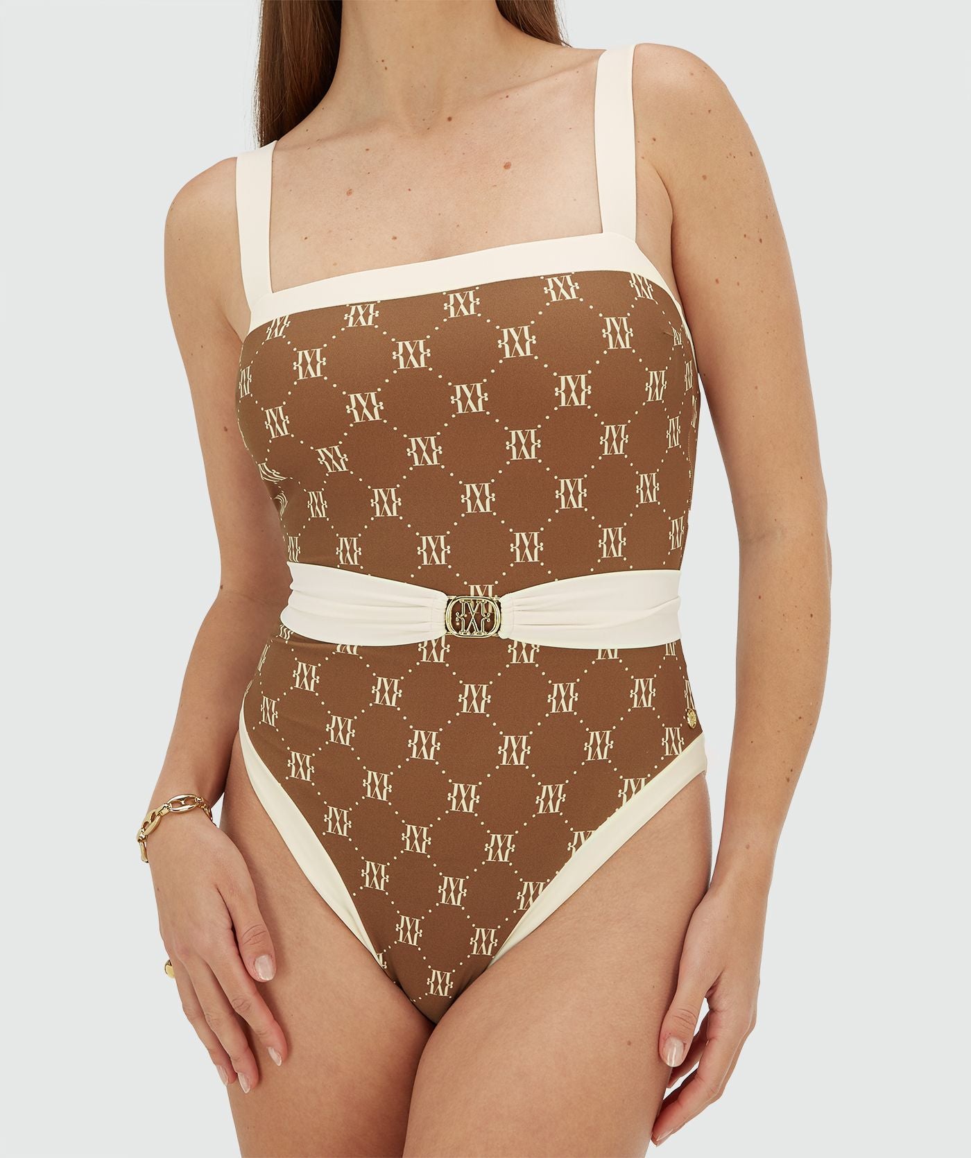 Image 38: Model draagt een badpak met ceintuur in de kleur Brown Ecru