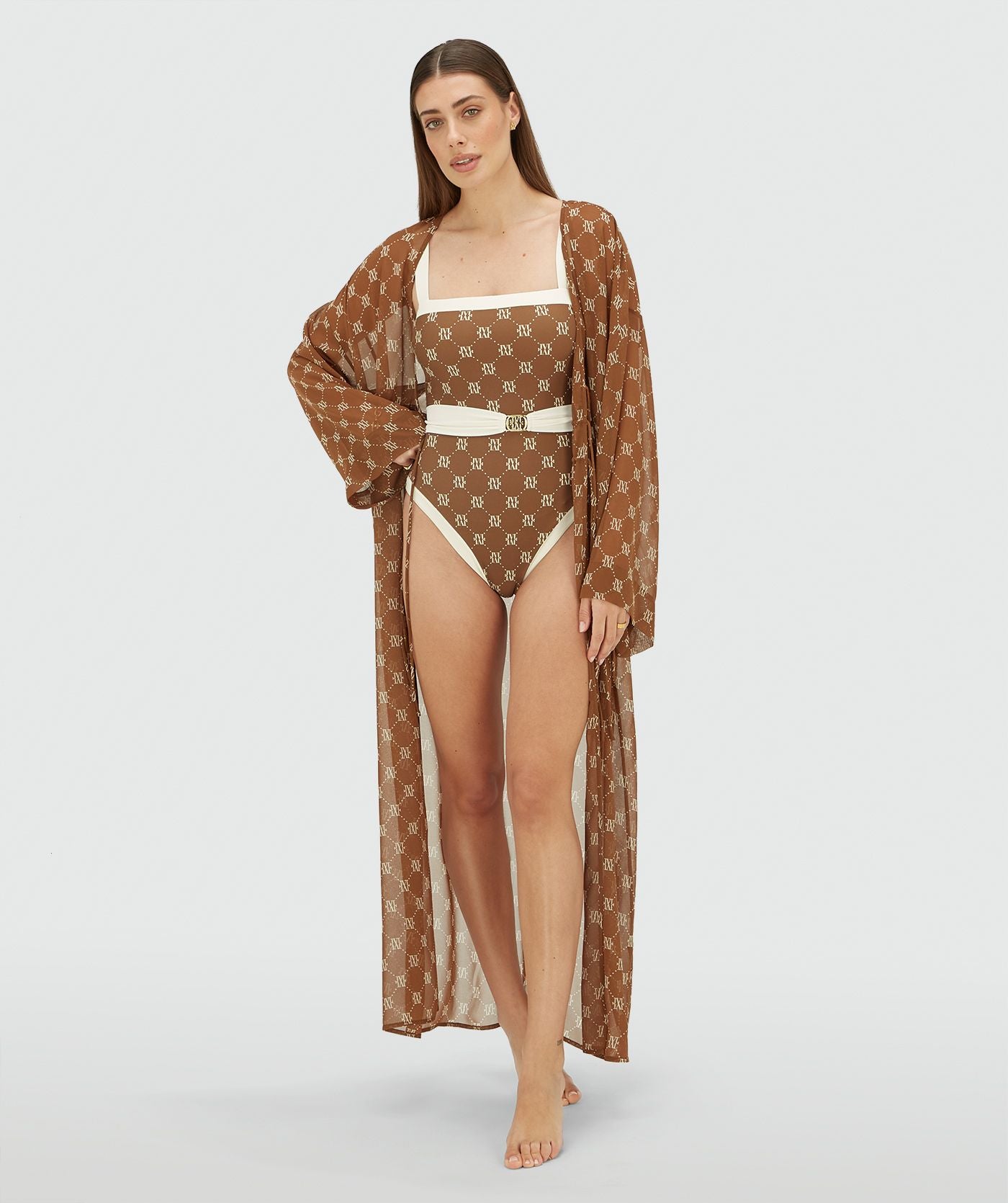 Image 34: Model draagt een badpak met ceintuur in de kleur Brown Ecru