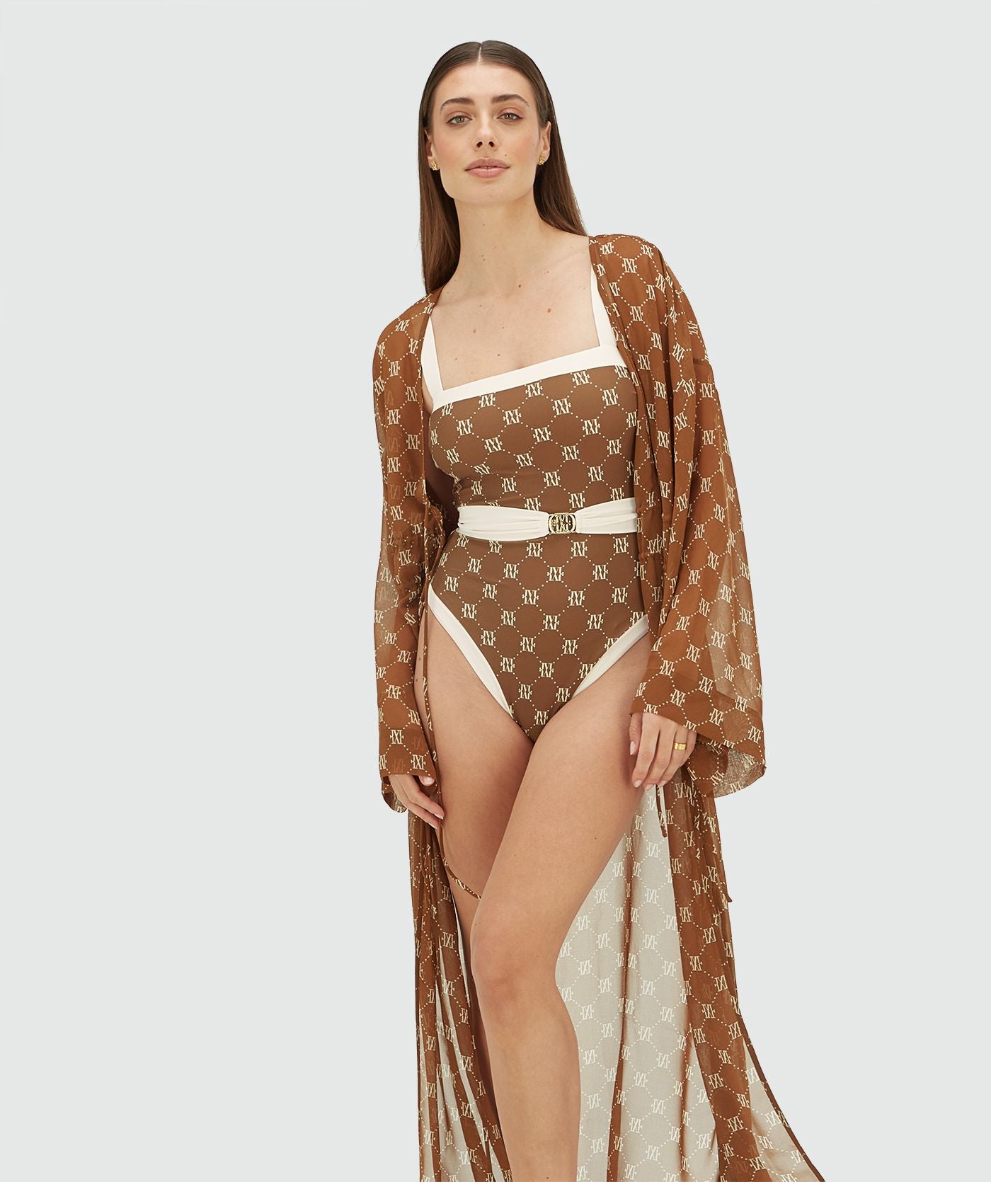 Image 36: Model draagt een badpak met ceintuur in de kleur Brown Ecru