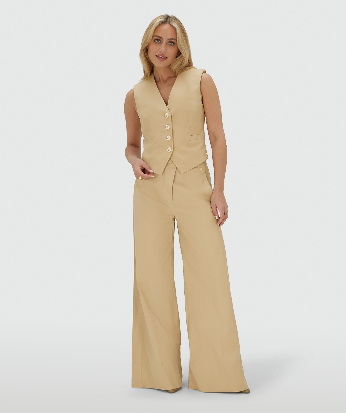 Image 18: Model draagt een fitted gilet