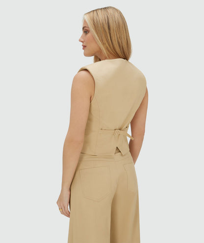 Image 20: Achteraanzicht van een model in een fitted gilet