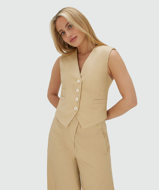 Image 16: Model draagt een fitted gilet