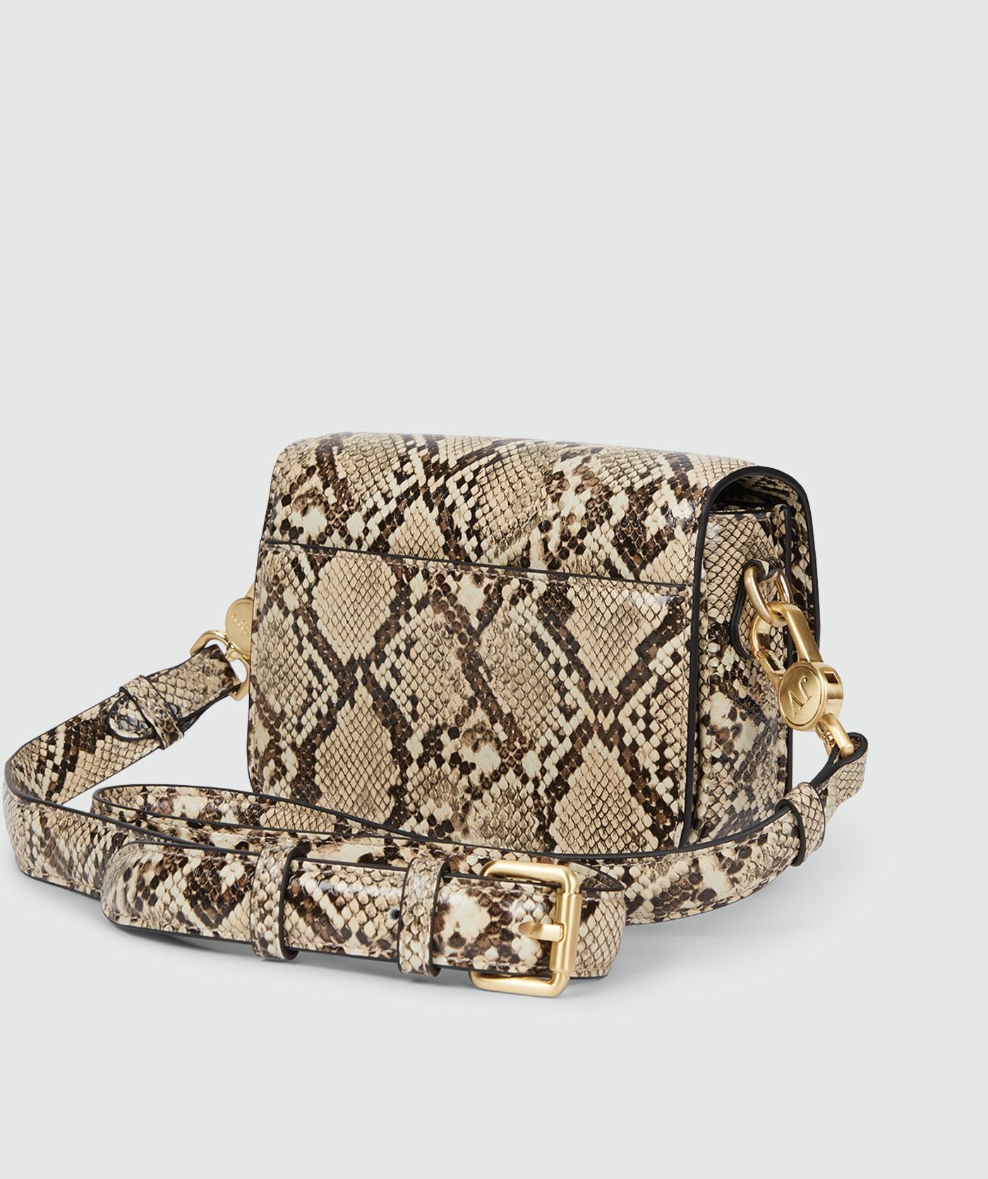 Image 20: Achterzijde van een tas in Snake Print met een goudkleurige bucklesluiting en een verstelbare band