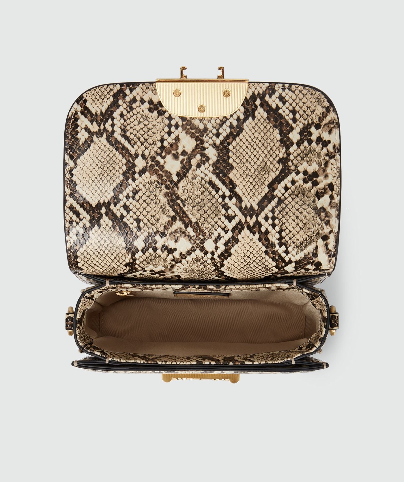Image 18: Bovenaanzicht van een tas in Snake Print met een goudkleurige bucklesluiting en een verstelbare band, waarbij ook het binnenvak met ritssluiting zichtbaar is