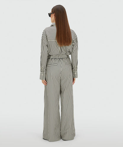 Image 11: Achteraanzicht van een model in een mid rise wide leg pantalon met strepen in de kleur Dark Blue Stripe