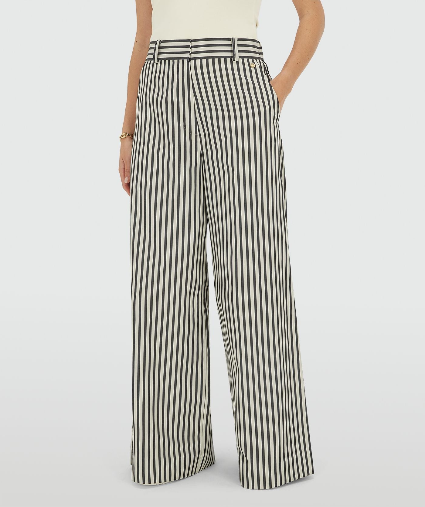 Image 5: Model draagt een mid rise wide leg pantalon met strepen in de kleur Dark Blue Stripe