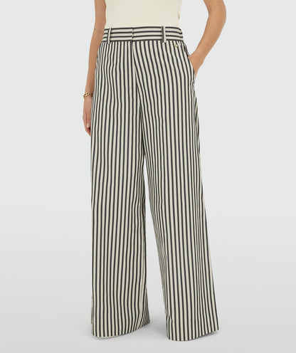 Image 5: Model draagt een mid rise wide leg pantalon met strepen in de kleur Dark Blue Stripe