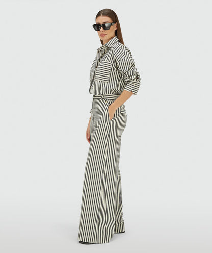 Image 9: Zijaanzicht van een model in een mid rise wide leg pantalon met strepen in de kleur Dark Blue Stripe