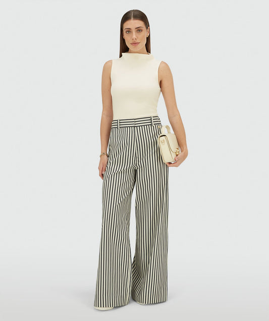 Image 3: Model draagt een mid rise wide leg pantalon met strepen in de kleur Dark Blue Stripe
