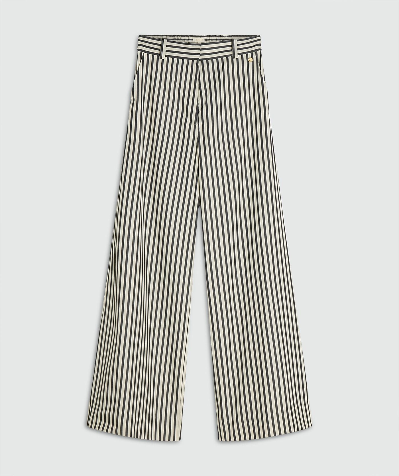 Image 13: Een mid rise wide leg pantalon met strepen in de kleur Dark Blue Stripe zonder model, weergegeven op een lichtgrijze achtergrond