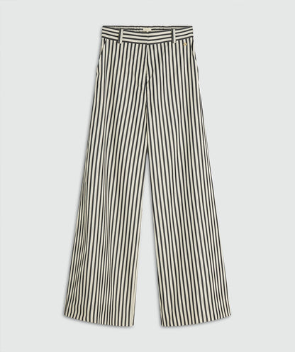 Image 13: Een mid rise wide leg pantalon met strepen in de kleur Dark Blue Stripe zonder model, weergegeven op een lichtgrijze achtergrond