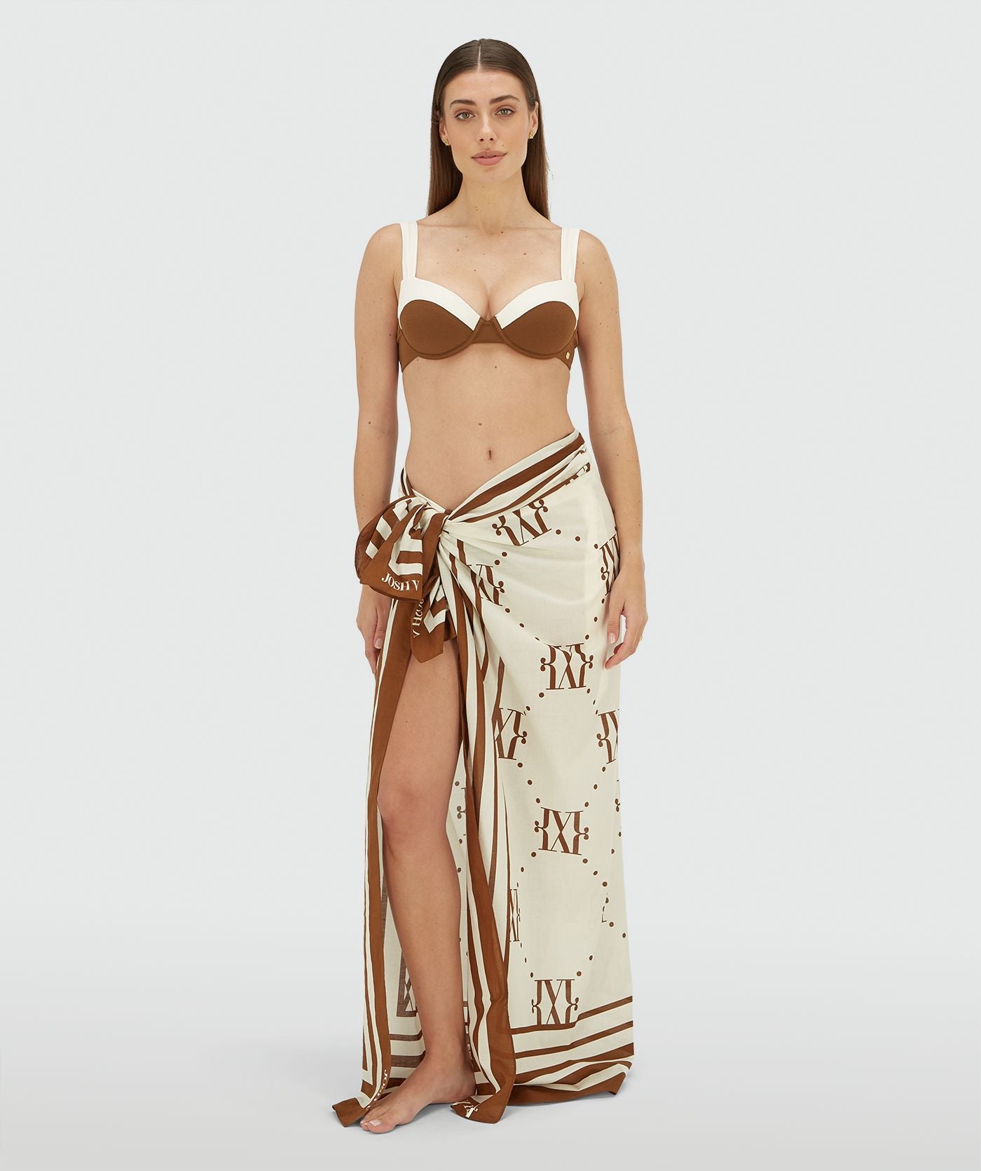 Image 20: Model draagt een pareo met logo in de kleur Brown Ecru