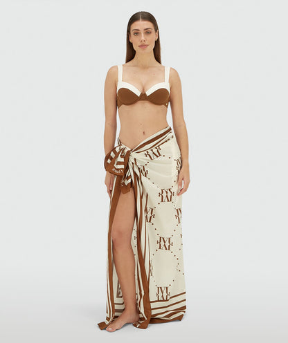 Image 20: Model draagt een pareo met logo in de kleur Brown Ecru