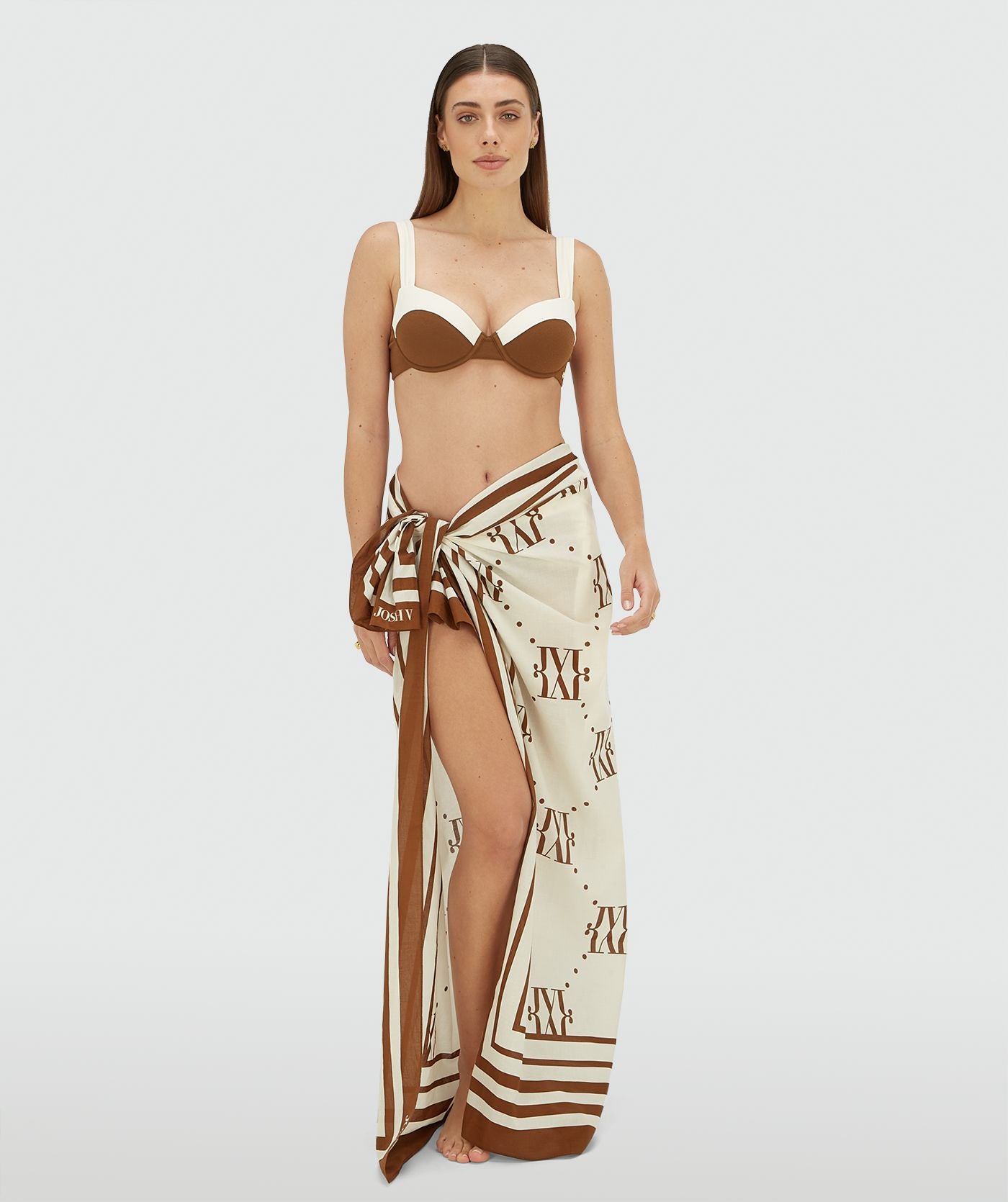 Image 21: Model draagt een pareo met logo in de kleur Brown Ecru