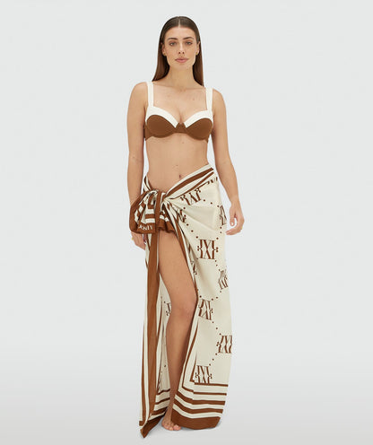 Image 21: Model draagt een pareo met logo in de kleur Brown Ecru