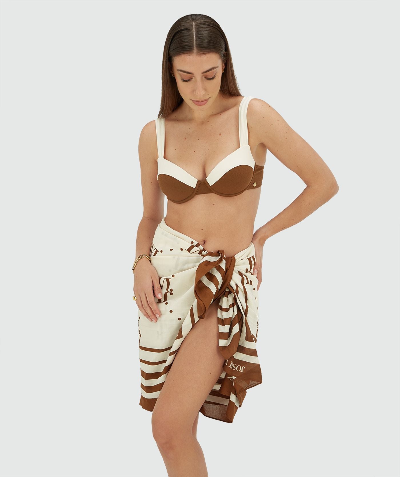 Image 22: Model draagt een pareo met logo in de kleur Brown Ecru