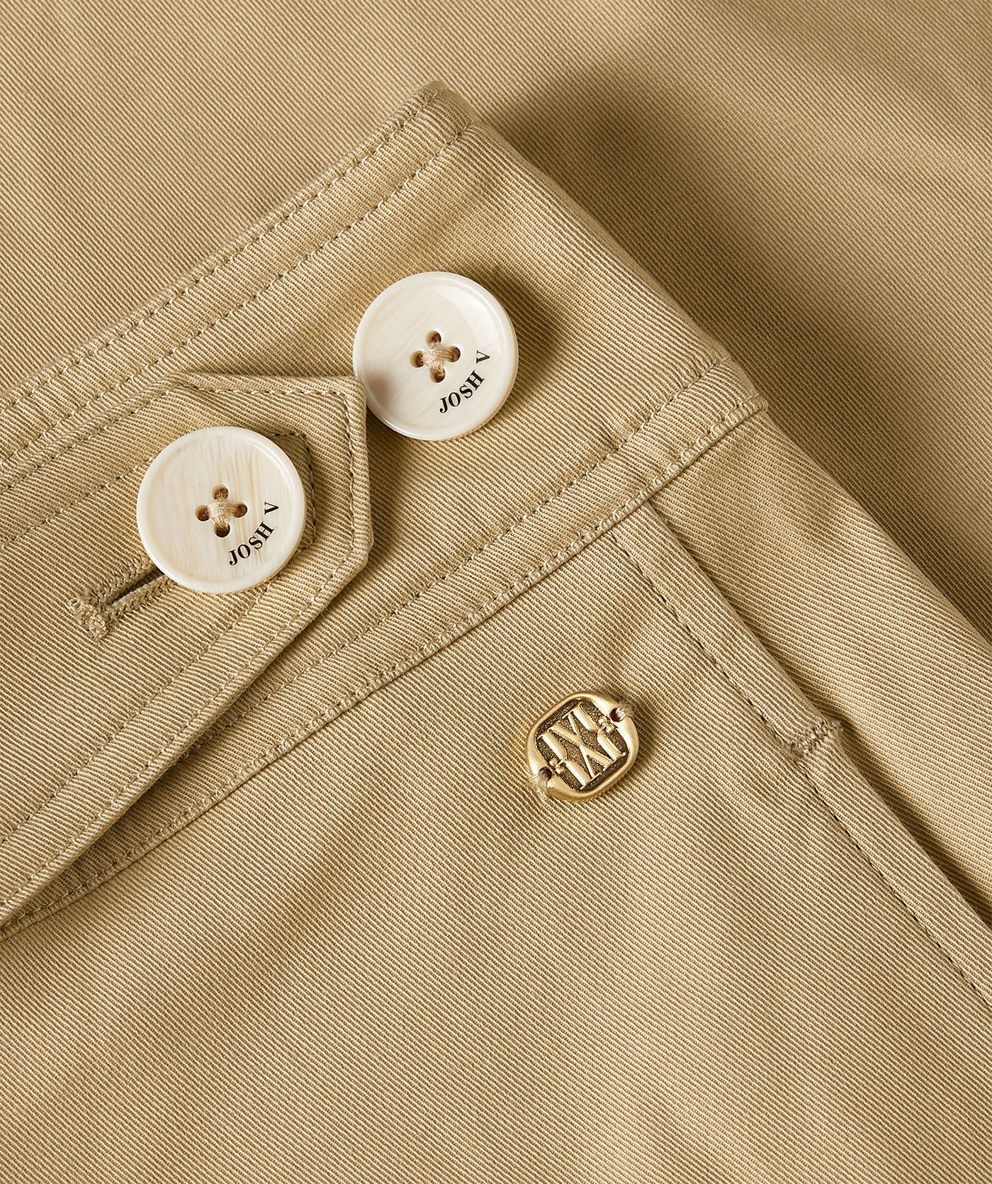 Image 7: Close-up van een mid rise wide leg pantalon in de kleur Light Camel, voorzien van verstelbare knopen in de tailleband