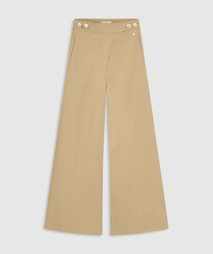 Image 6: Een mid rise wide leg pantalon in de kleur Light Camel, voorzien van verstelbare knopen in de tailleband, weergegeven op een lichtgrijze achtergrond