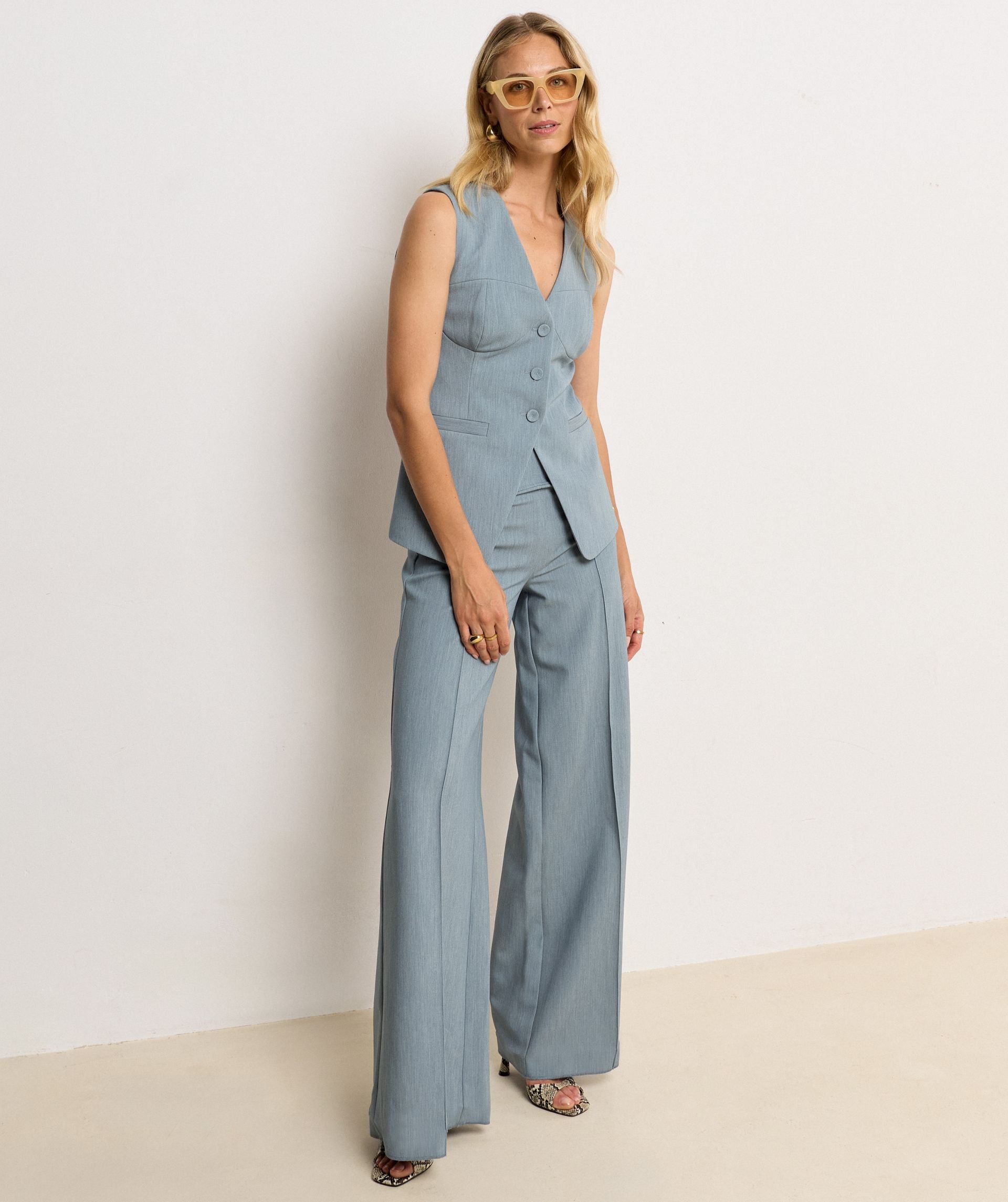 Image 11: Model draagt een fitted gilet in de kleur Sky Blue Melange
