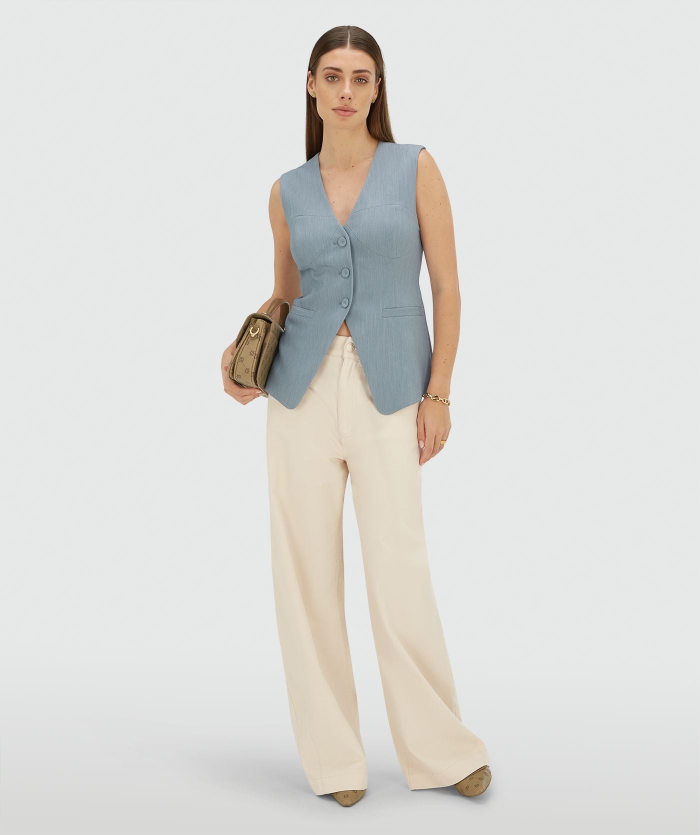 Image 5: Model draagt een fitted gilet in de kleur Sky Blue Melange