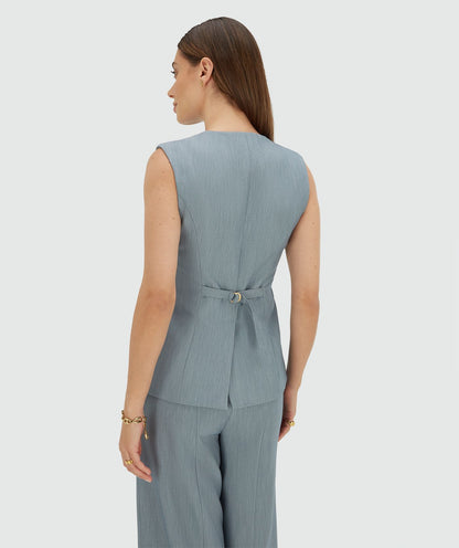 Image 8: Achterzijde van een model in een fitted gilet in de kleur Sky Blue Melange