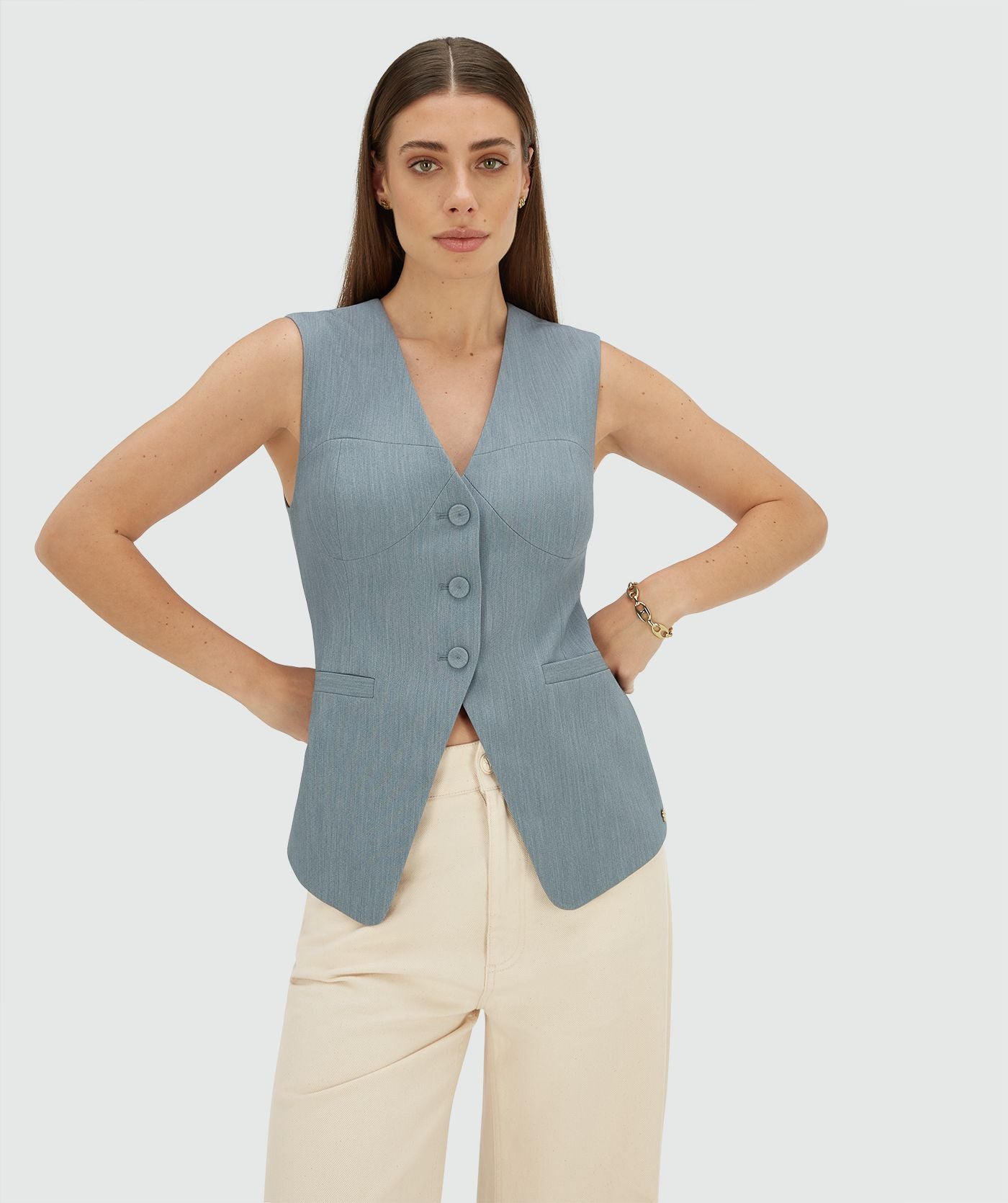 Image 6: Model draagt een fitted gilet in de kleur Sky Blue Melange