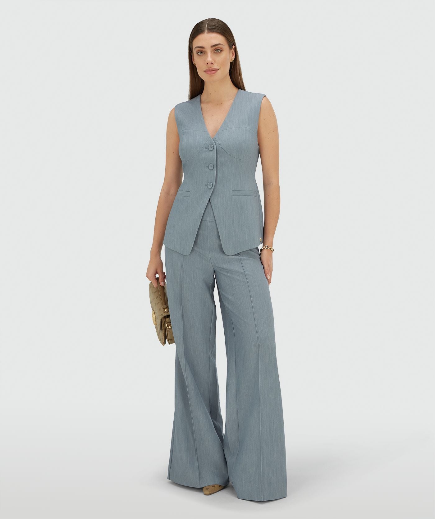 Image 2: Model draagt een fitted gilet in de kleur Sky Blue Melange