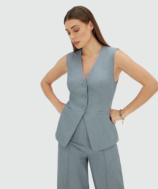Image 1: Model draagt een fitted gilet in de kleur Sky Blue Melange
