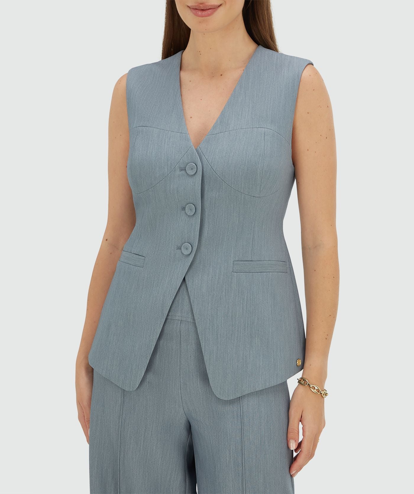 Image 3: Model draagt een fitted gilet in de kleur Sky Blue Melange