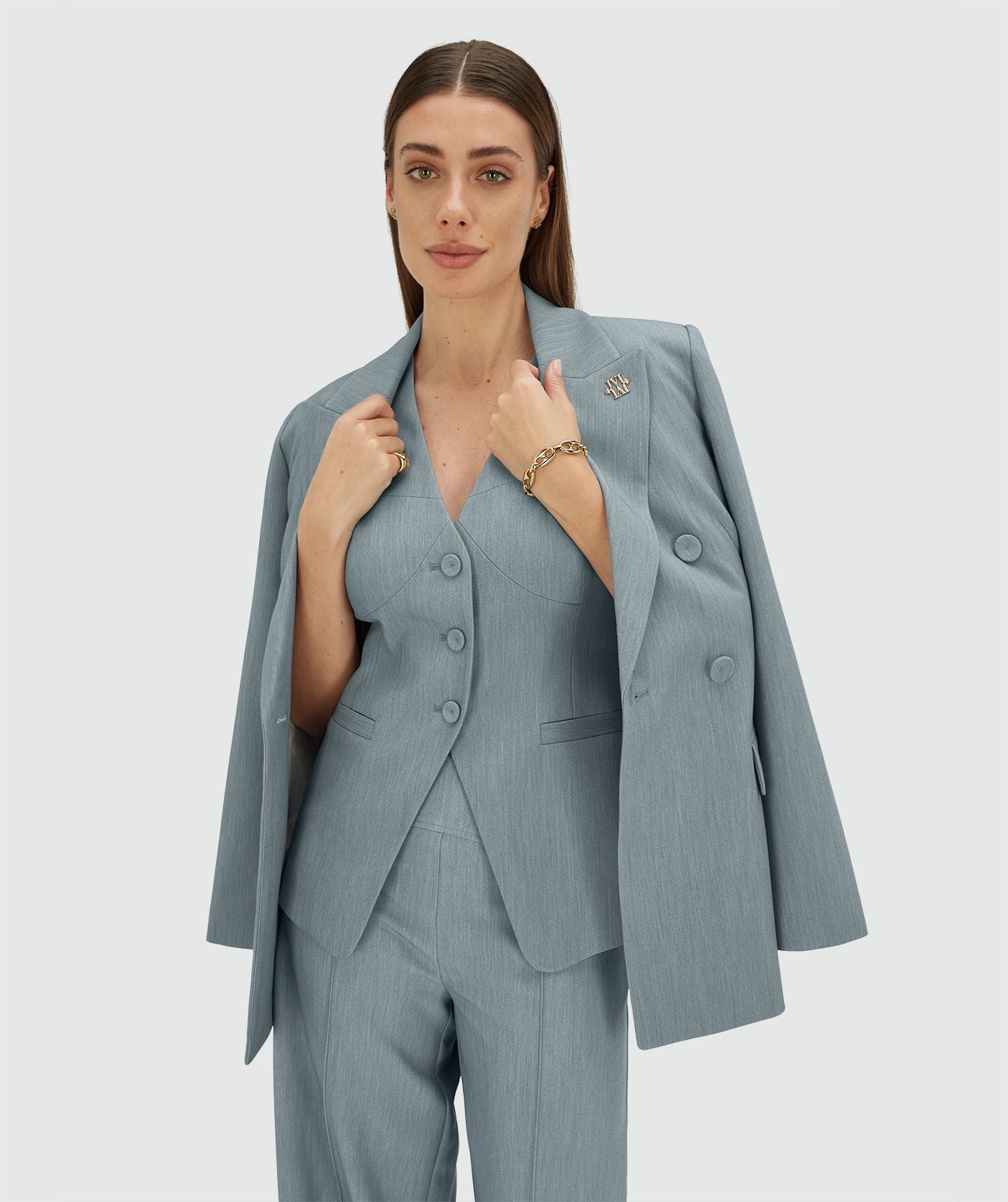 Image 4: Model draagt een fitted gilet in de kleur Sky Blue Melange
